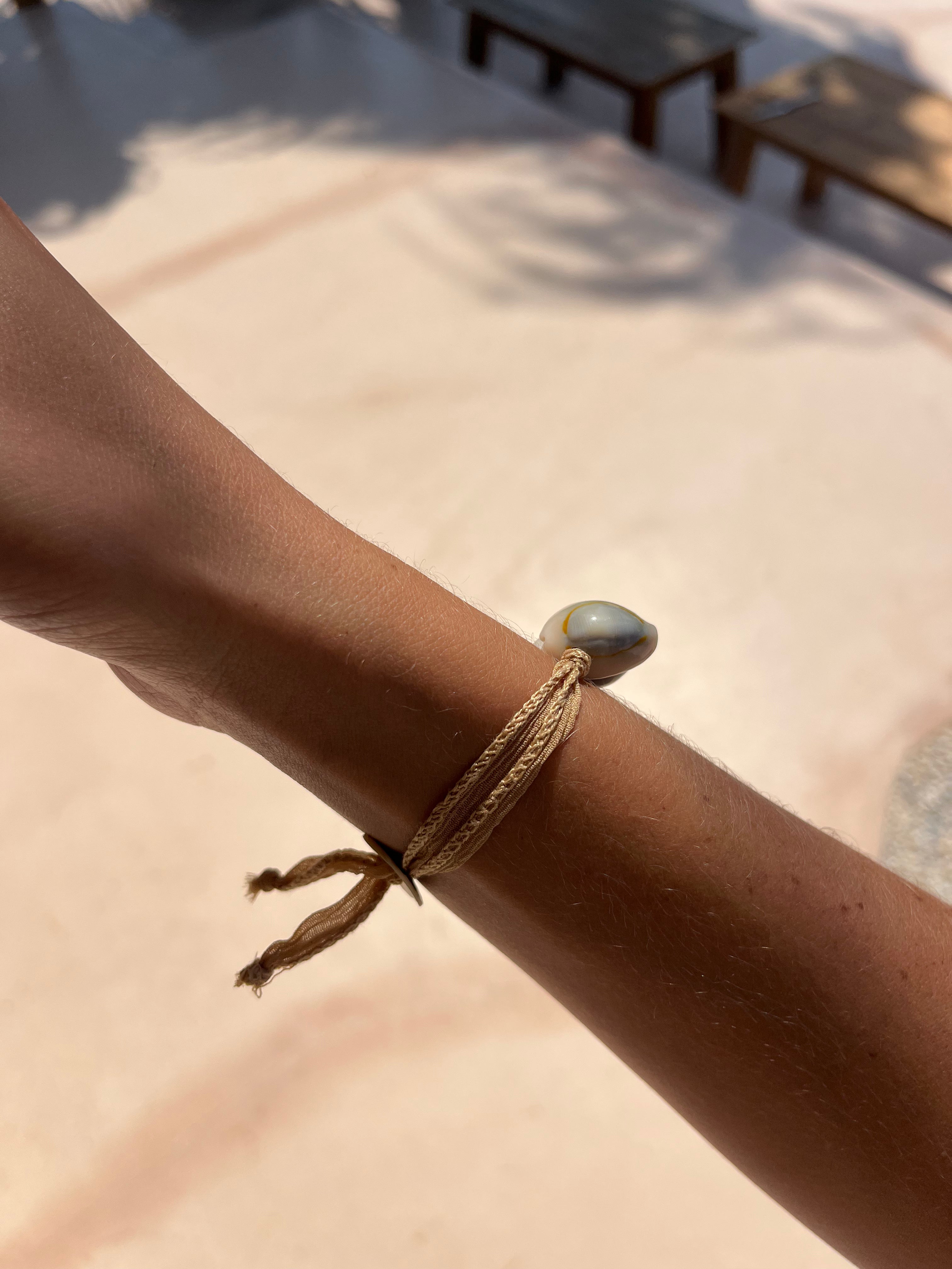 Bracelet Soie et Cauris